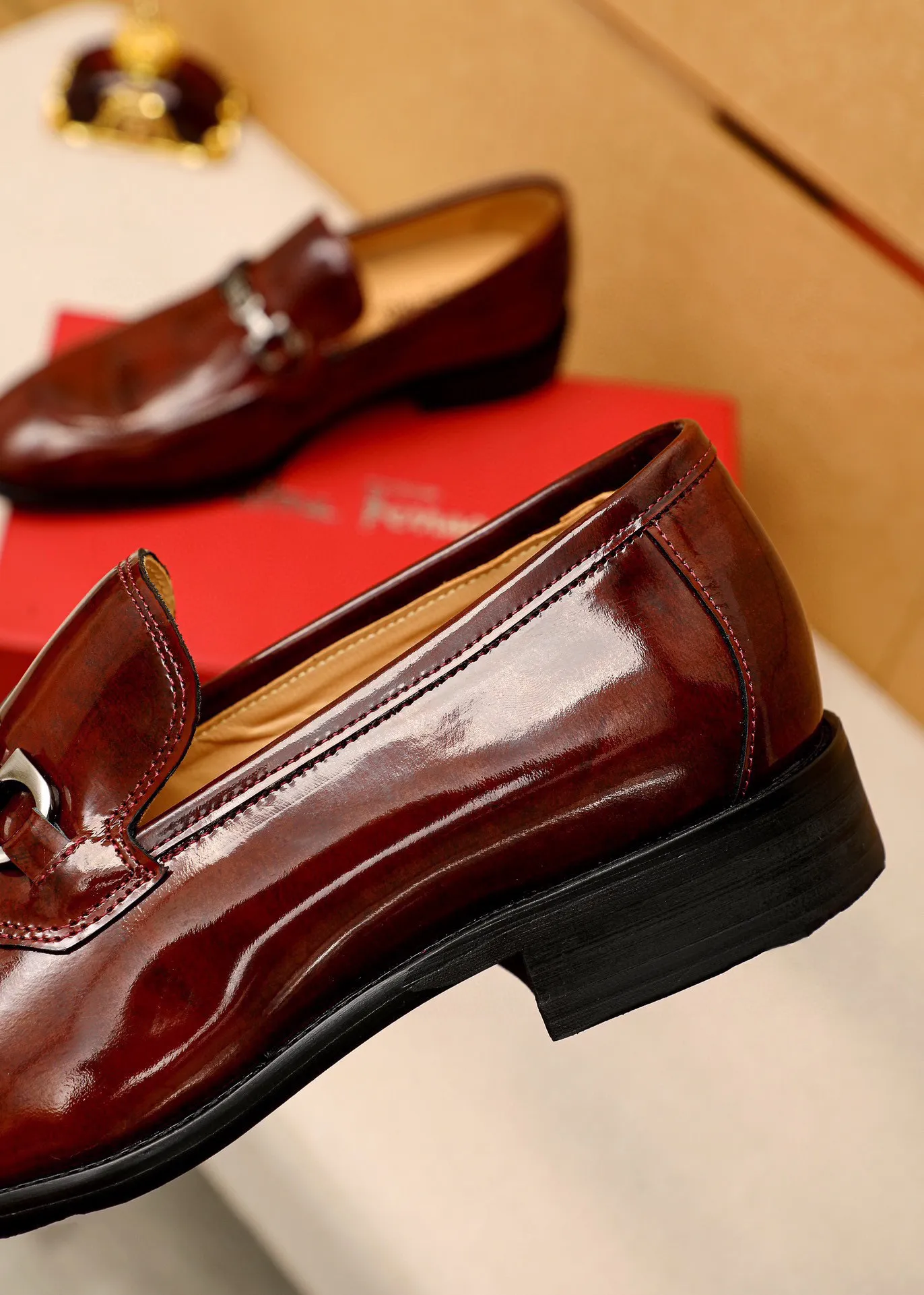 Men's shoes 💰460 💐 Product trademark: Ferragamo "Ferragamo" casual leather shoes Regular size: 38-44 (custom-made for 45🉑️) Product materials: Selected imported first-layer open-edge beaded cowhide upper + original hardware buckle, imported water-dyed cowhide leather lining. Strong three-dimensional visual effect, combined outsole Color: 3⃣️colors available